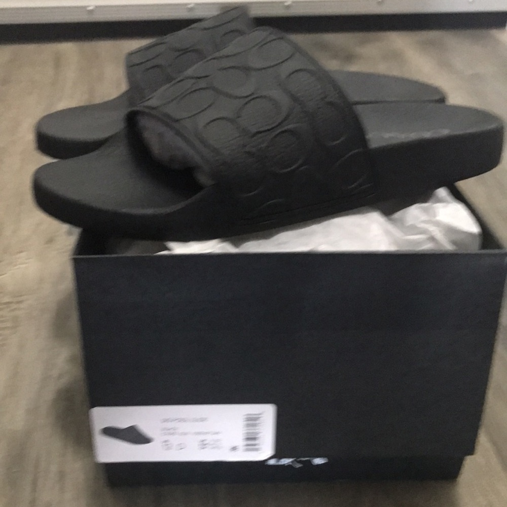 Coach Signature Slide - Picture 2 of 16